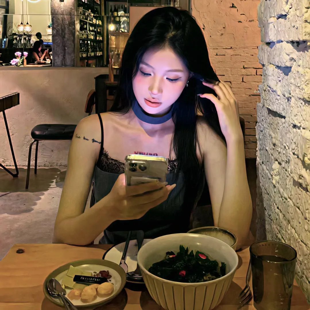 实力派歌手机场牵手女助理，深夜内幕曝光，粉丝集体脱粉